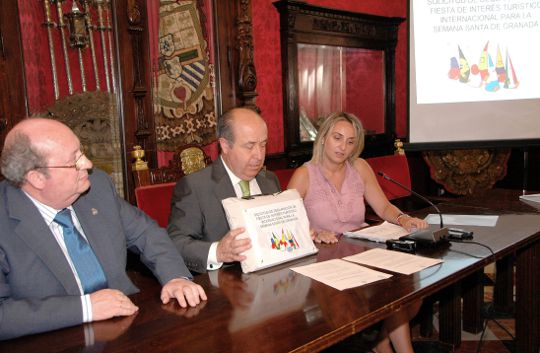 ©Ayto.Granada: La sala Zaida acoge una muestra de objetos y enseres de las 32 hermandades de la ciudad ©Ayto.Granada: La sala Zaida acoge una muestra de objetos y enseres de las 32 hermandades de la ciudad